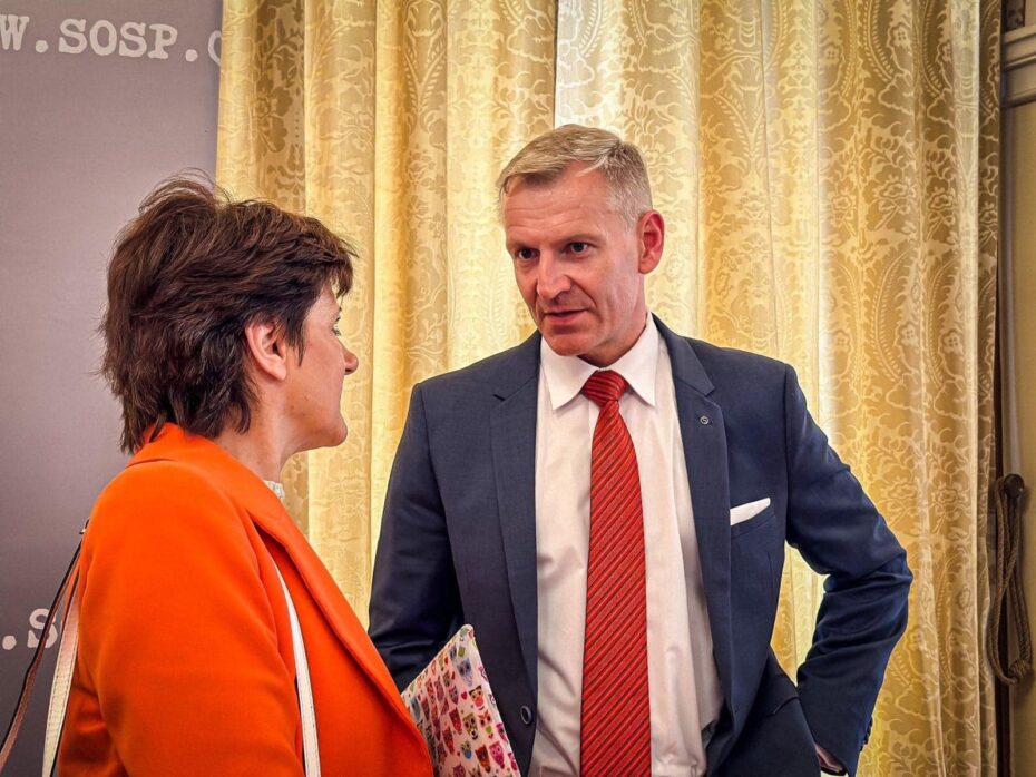 "Odborníkům na dezinformace" jde jenom o byznys, říká senátor Hraba. V rozhovoru s poslankyní Ninou Novákovou.  