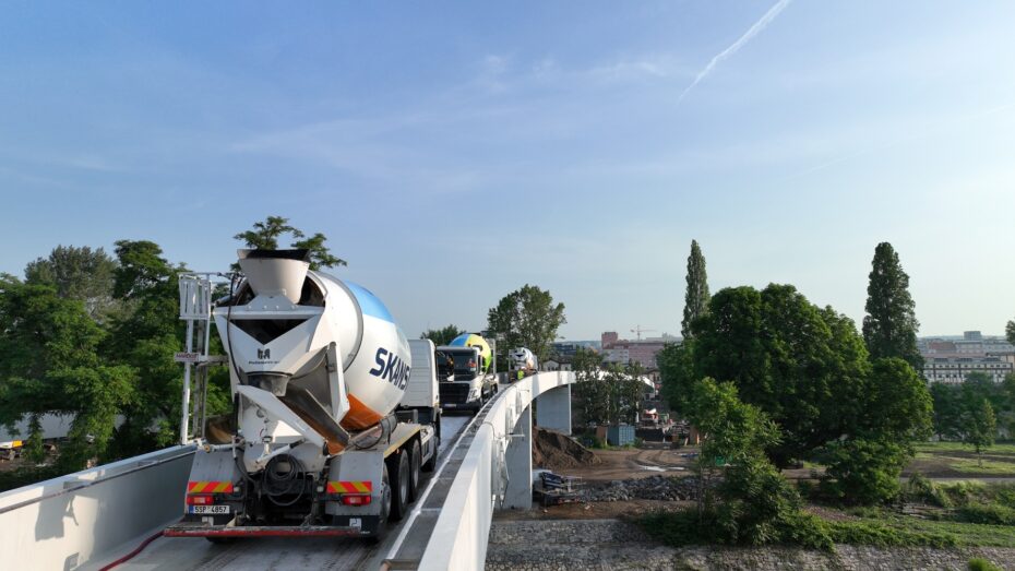 Mostní specialisté Skanska zatížili konstrukci nákladními auty a před tím ji kontrolovaně rozkmitali, aby simulovali její extrémní zatížení. Tři sta metrů dlouhý most pro pěší a cyklisty se otevře v létě.