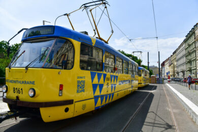Praha vypravila unikátní tramvaj v národních barvách Ukrajiny. Bude jezdit na lince 22.
