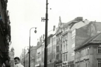 Ulice Na příkopě v 50. letech minulého století se veřejnými svítidly na žárovky z 30. let minulého století.