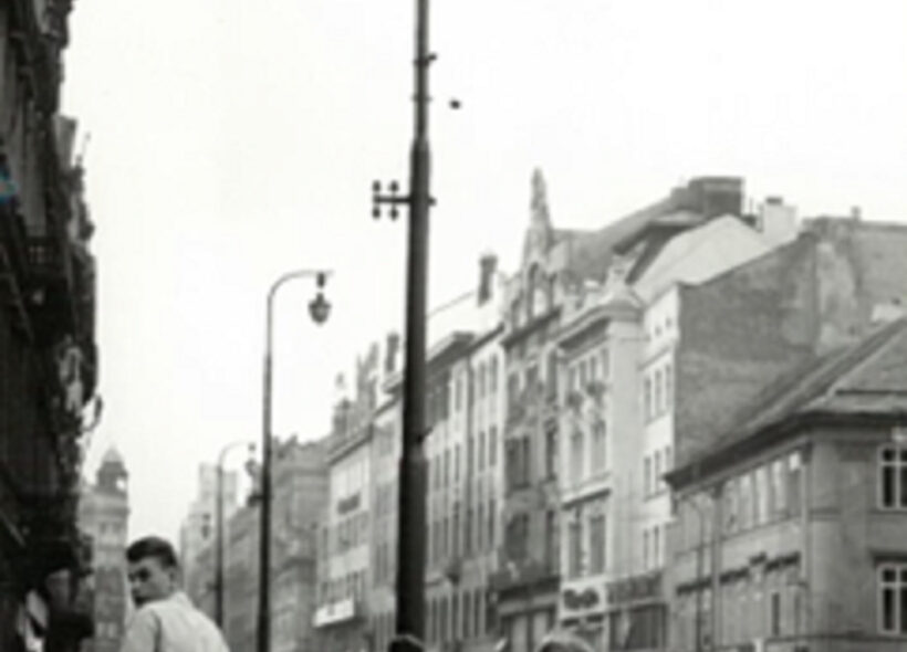Ulice Na příkopě v 50. letech minulého století se veřejnými svítidly na žárovky z 30. let minulého století.