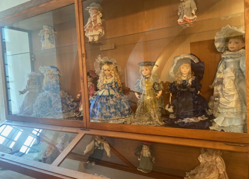 Na zámku Dobříš připravili před letní sezonou výstavu dobových panenek v přilehlé místnosti u Návštěvního centra zámku Dobříš. 