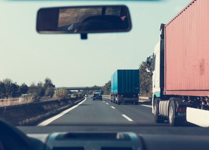 Technická správa komunikací hl. m. Prahy nyní instaluje dopravní značení rozšiřující zákaz vjezdu nákladních automobilů nad 12 tun na území hlavního města.