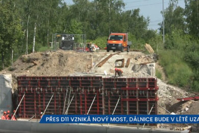 Přes dálnici D11 se v ulici Božanovská v Praze 20 staví zcela nový most. Dokončovací práce pak budou ještě probíhat do 30. dubna příštího roku.