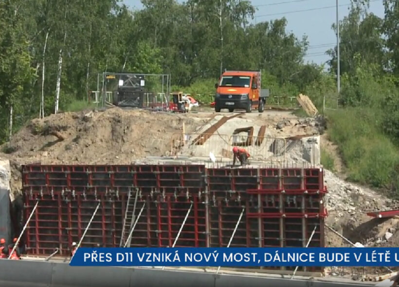 Přes dálnici D11 se v ulici Božanovská v Praze 20 staví zcela nový most. Dokončovací práce pak budou ještě probíhat do 30. dubna příštího roku.