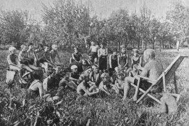 Eduard Štorch a jeho žáci při venkovním vyučování. 