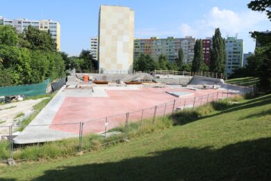 Rekonstruovaný skatepark na Lužinách v Praze 13 se otevře v říjnu letošního roku.