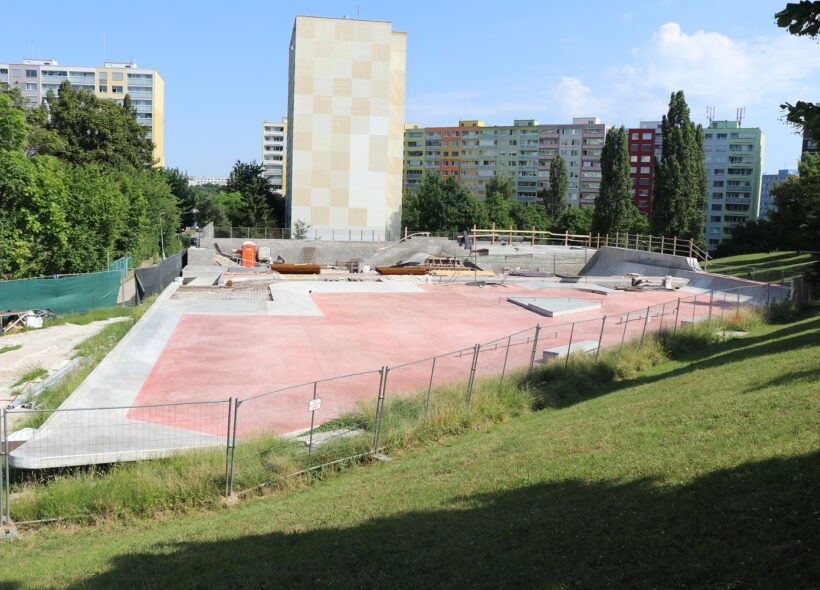 Rekonstruovaný skatepark na Lužinách v Praze 13 se otevře v říjnu letošního roku.