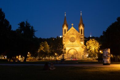 Slavnostní osvětlení kostela Cyrila a Metoděje v Karlíně.