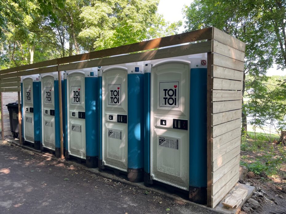 Samozřejmostí jsou v Džbán Parku i mobilní toalety.
