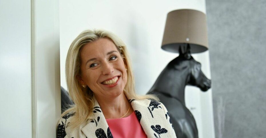 Danuše Nerudová je pro rovnost a asi si přeje, aby si každá česká žena měla možnost koupit si stojací lampu v podobě koně za 180 tisíc korun.