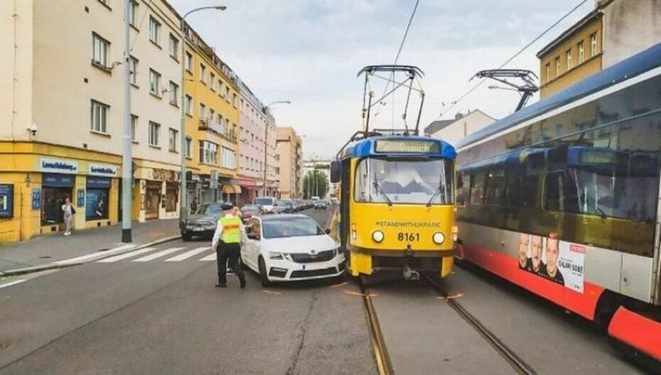 Havárie se obešla bez velkých škod i zranění. Ukrajinská tramvaj na srážku se Škodou Octavia naštěstí nereagovala střelbou.