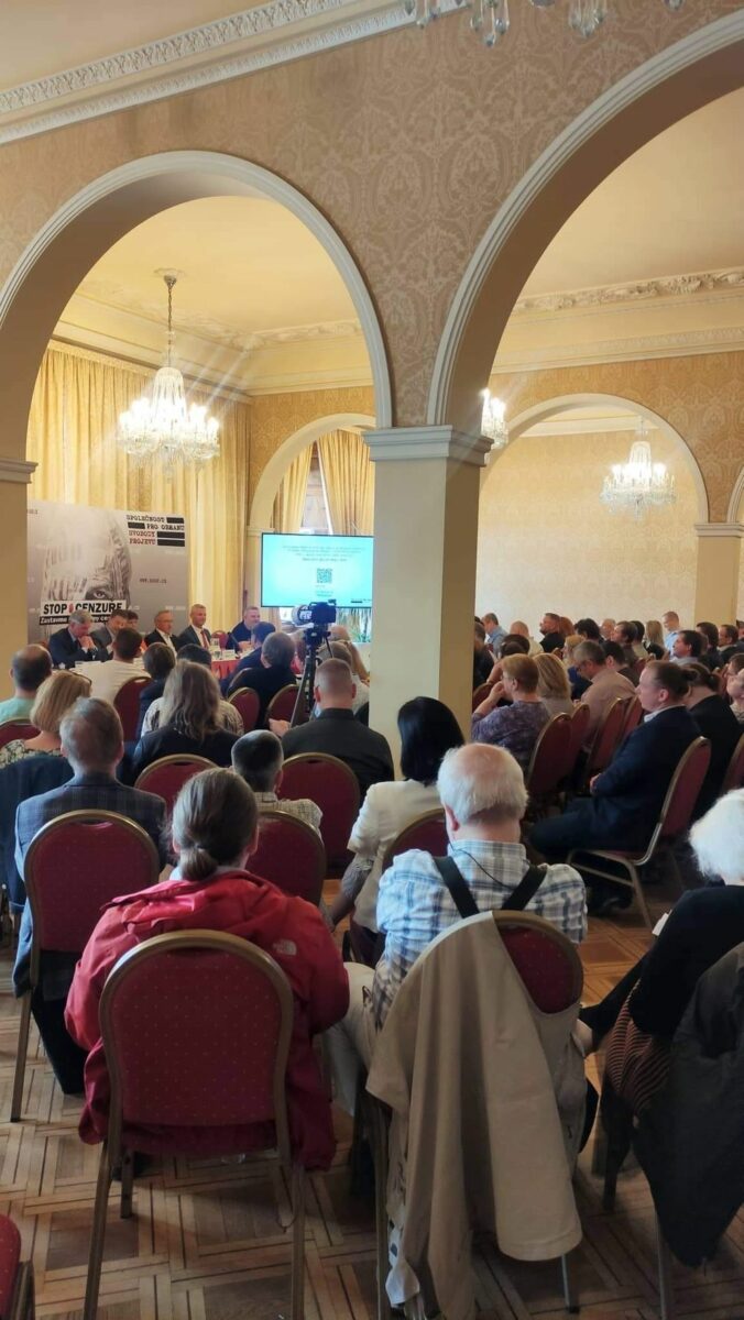 Konference měla stovky přihlížejících. Účastnili se novináři, majitelé médií, aktivisté, mediální odborníci a politici. Svoboda projevu v ČR táhne. 