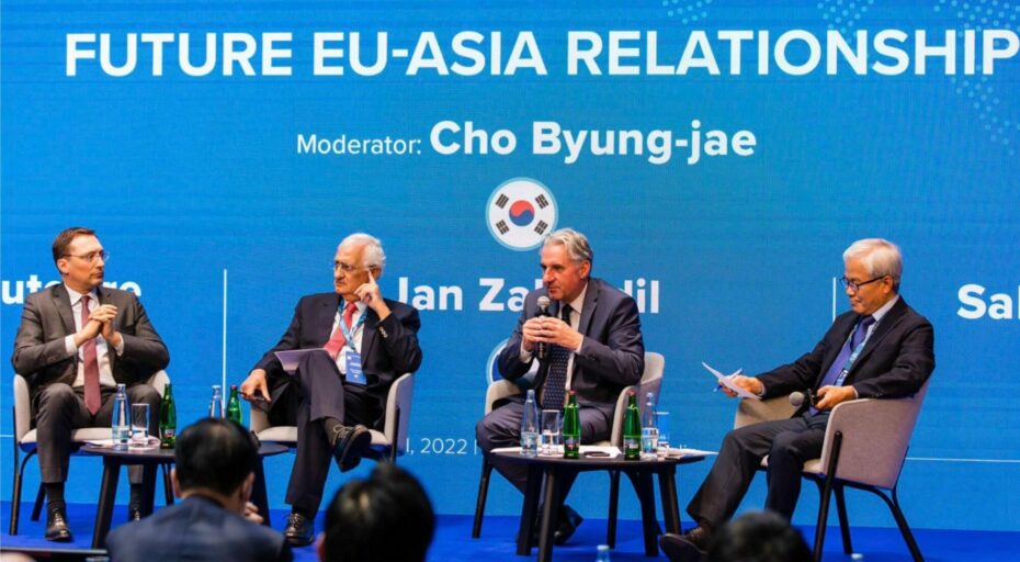"Čína využila své nabyté ekonomické moci, aby si k sobě přikoupila to, čemu se dnes říká ´globální jih´. Tedy výraznou část Asie s výjimkou Japonska a Jižní Koreje," říká Jan Zahradil.