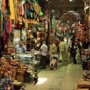 Grand Bazzaar v Istanbulu je připomínka středověkých časů. Zakryté tržnice se brzy rozšířily i do Evropy. 