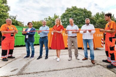 Sběrný dvůr v Košířích slavnostně otevřela Jana Komrsková, náměstkyně primátora pro životní prostředí a klimatický plán.