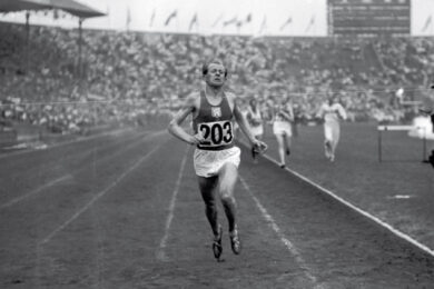 Závěrečný finiš Emila Zátopka na Olympijských hrách v roce 1952 v Helsinkách.