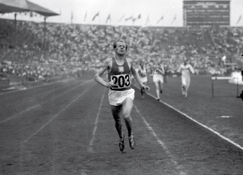 Závěrečný finiš Emila Zátopka na Olympijských hrách v roce 1952 v Helsinkách.