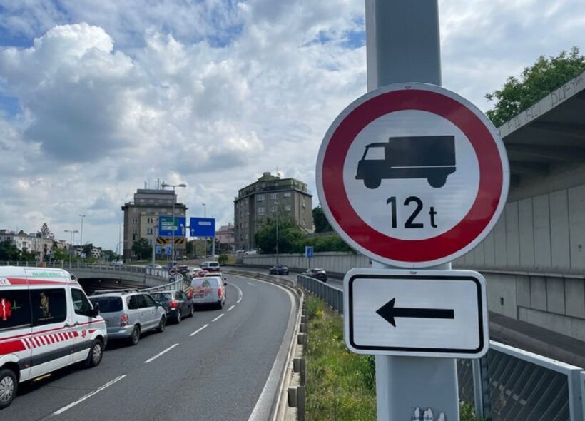 Zákazová dopravní značka, která odklání kamiony s více jak 12 tunami pryč z Prahy 5 a 6.
