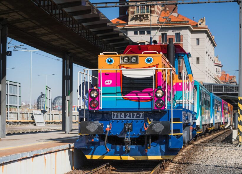Dětský vlak Cyklohráček poprvé v létě vyjíždí v úterý 11. července z Hlavního nádraží v Praze.