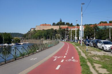 Nejdelší cyklotrasa A2 měřící celkem 31 km prochází také Podolím.