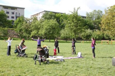 V parcích v Praze 9 si mohou zacvičit i matky s dětmi.