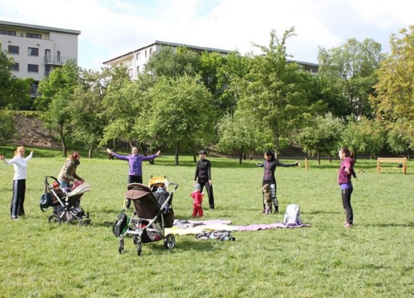 V parcích v Praze 9 si mohou zacvičit i matky s dětmi.