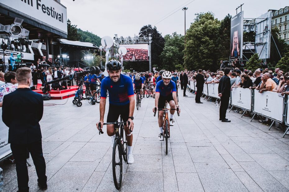 První cyklisté dojíždějí na kolonádu před hotel Thermal v Karlových Varech.