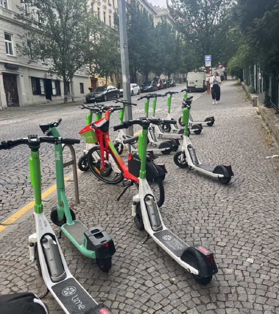 Radnice MČ Praha 3 přichází s další snahou lépe nastavit a vymáhat pravidla pro parkování a provoz sdílených kol a koloběžek.