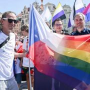 Hanobení české vlajky! Tak chování Pirátů na Prague Pride hodnotí opozice. 