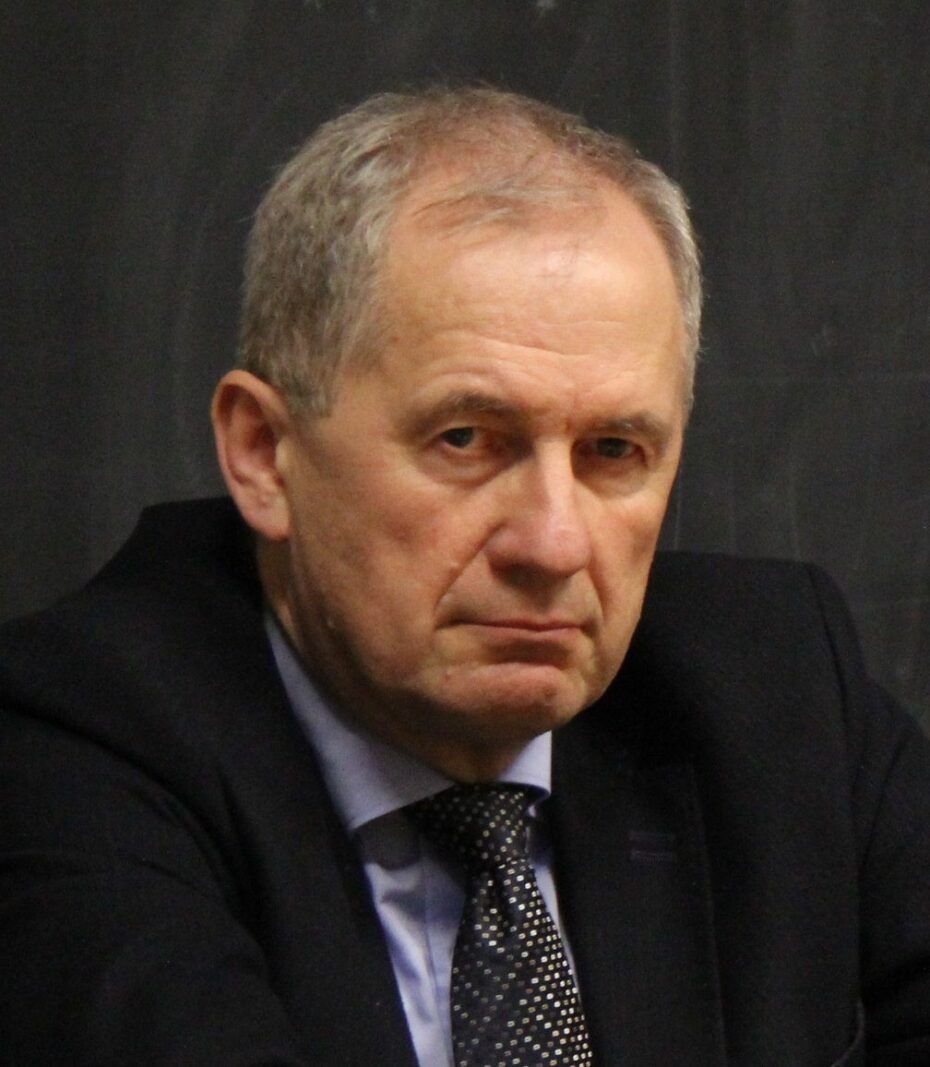 Ani nový předseda Ústavního soudu Josef Baxa není úplně bez poskvrny. Roku 1988 se stal kandidátem členství KSČ, do strany však již nevstoupil. Jako mladistvý byl odsouzen k jednoleté podmínce za dopravní nehodu. Baxa přiznává, že jako komunistický soudce „možná odsoudil“ nějaké emigranty k propadnutí majetku.