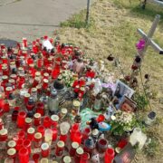 Brno zaplavily svíčky romského smutku. Ministr vnitra Vít Rakušan Romy vyzývá ke klidu. 