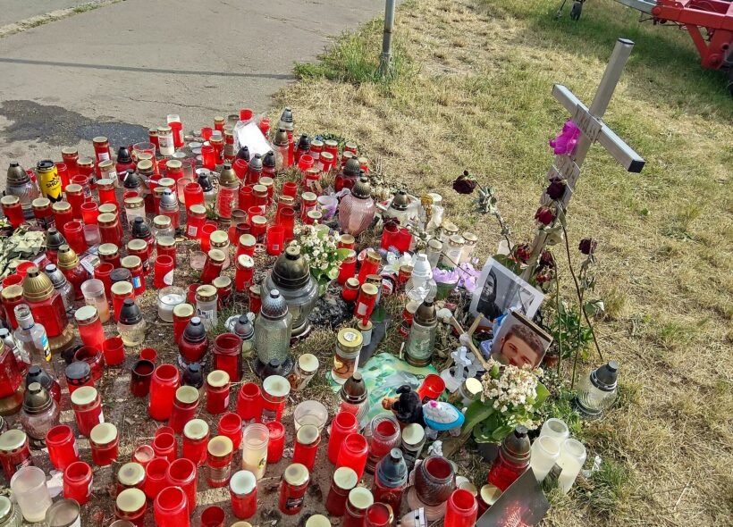 Brno zaplavily svíčky romského smutku. Ministr vnitra Vít Rakušan Romy vyzývá ke klidu. 