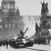 Obyvatele Československa tehdejší invaze Varšavské smlouvy naprosto zdrtila. Brutalita Sovětů byla nezměrná. Stovky mrtvých a tisíce zraněných. Odpor Pražanů byl spíše symbolický. Stříleli pouze Sověti.