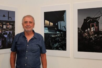 Kameraman Ivo Popek na své výstavě fotografií „Peří na kolejích“.