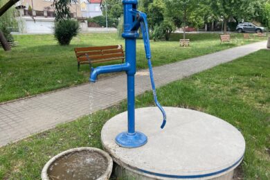 Opravená historická vodní pumpa Na Čihadle v Praze 6.
