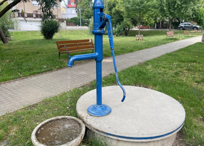 Opravená historická vodní pumpa Na Čihadle v Praze 6.