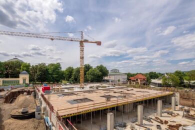 Rekonstrukce Průmyslového paláce v Holešovicích začíná probíhat do výšky.
