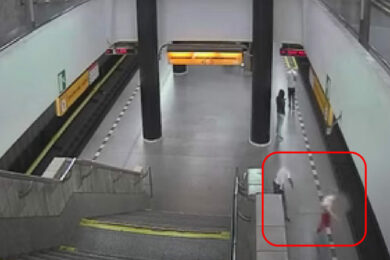 Padesátiletý muž shodil ve stanici metra Smíchovské nádraží ženu do kolejiště. Policisté jej brzy na ubytovně zadrželi.