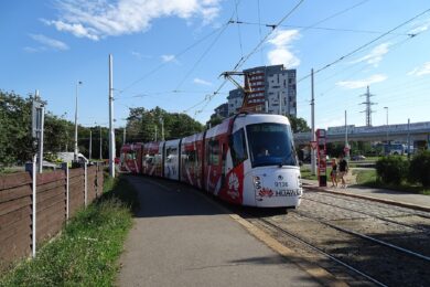 Tramvajová linka 16 na zastávce Starý Hloubětín.