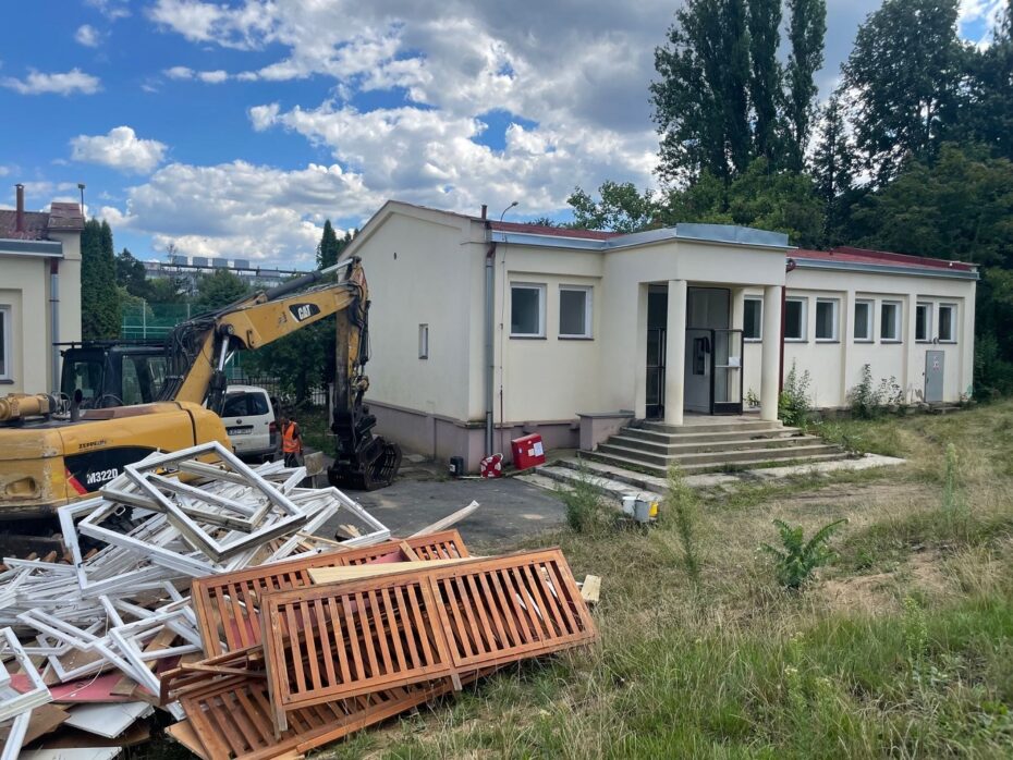 Demolice starého objektu Na Kocínce uvolní místo pro novou základní školu pro 240 žáků.