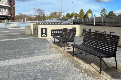 Nové lavičky v Bubenské ulici v Holešovicích.