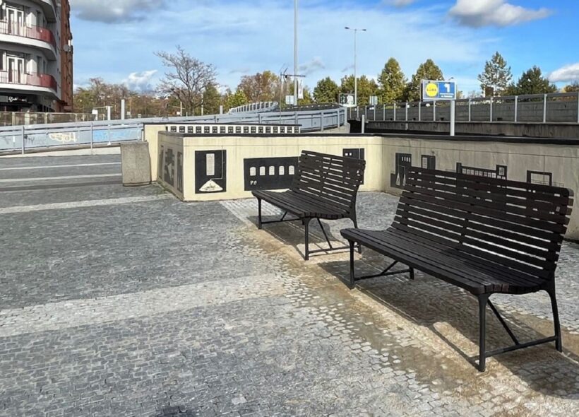 Nové lavičky v Bubenské ulici v Holešovicích.