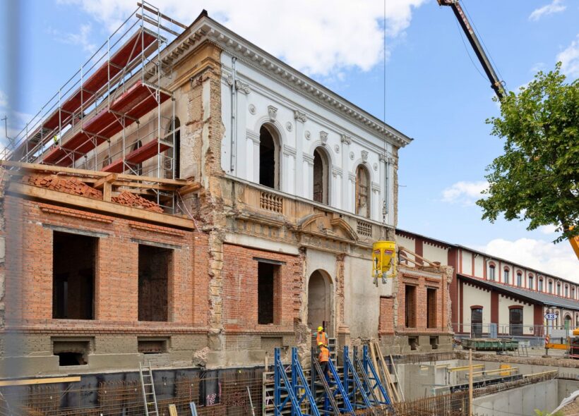 Pokračuje rekonstrukce Burzy v Holešovické tržnici s termínem dokončení začátek roku 2025.