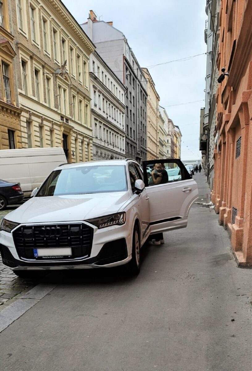 I v ulicích u škol v Praze 7 ubyde motorových vozidel před začátkem školního vyučování.