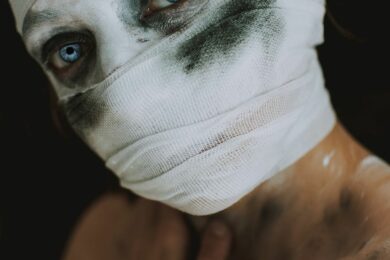 16-letý Ukrajinec ženu odtáhl do křoví, kde ji začal surově bít. Když se bránila znásilnění a nebyla mu po vůli, dupal jí po obličeji. Výsledkem bylo zakrvácené tělo a rozsáhlá zranění v obličeji. Žena má následkem nelidského bití zlomené nosní kůstky, čelist a rozsáhlé zlomeniny v obličeji. Podle lékařů ale již naštěstí není v ohrožení života.  
