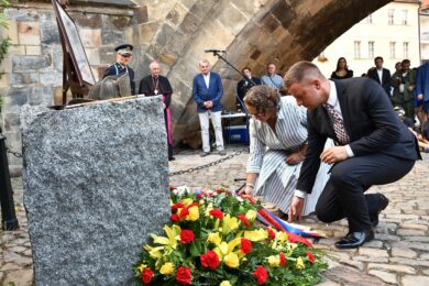 Už po dvanácté v pondělí 11. září uspořádali dobrovolní hasiči Prahy 1 na pražské Kampě pietní akt u památníku obětem 11. září jako připomínku statečné oběti stovek hasičů a záchranářů, kteří zahynuli při nasazení v hořících mrakodrapech.
