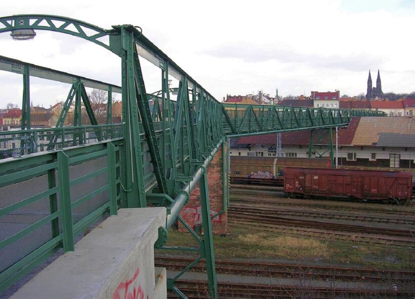 Současná lávka pro pěší mezi Radlicemi a Smíchovským nádražím.