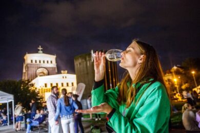 V rámci 27. ročníku Vinohradského vinobraní můžete na náměstí Jiřího z Poděbrad ochutnat vína z 31 vinařství napříč celou Českou republikou.