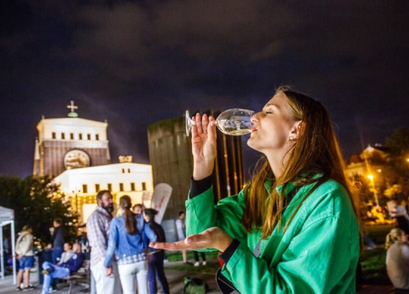 V rámci 27. ročníku Vinohradského vinobraní můžete na náměstí Jiřího z Poděbrad ochutnat vína z 31 vinařství napříč celou Českou republikou.